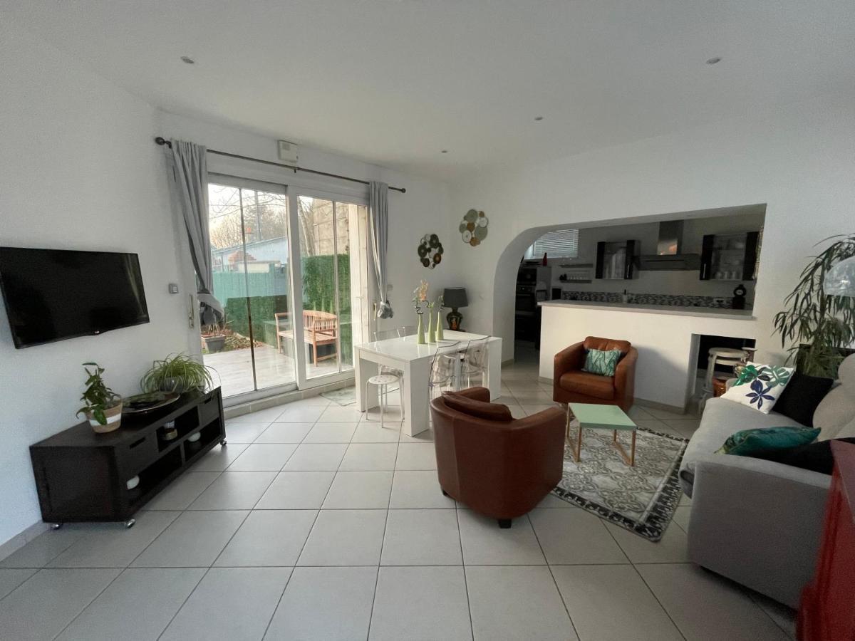 maison avec vue sur le chateau des Hautes Montées Orléans Esterno foto